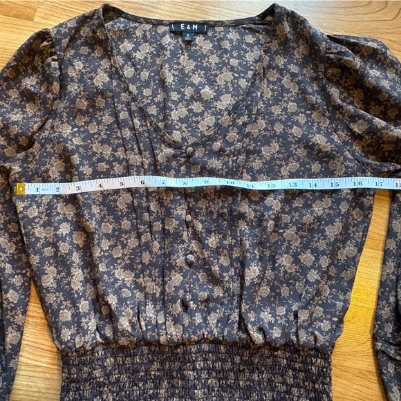 E&M v-neck blouse flowy dark floral print smocked waist cuffs Women’s Small - Picture 9 of 10